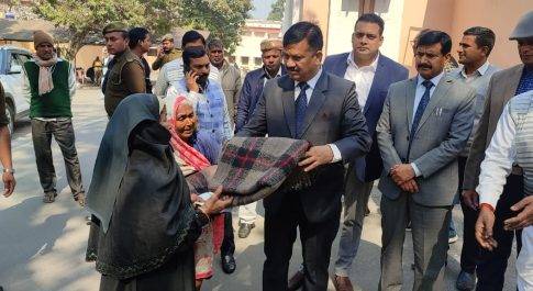 डीएम के हाथों बुजुर्ग महिलाओं को मिली कम्बल की सौगात