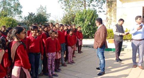 कस्तूरबा गॉधी आवासीय बालिका विद्यालय का डीएम ने किया निरीक्षण  छात्राओं को डीएम के हाथों मिली कम्बल की सौगात
