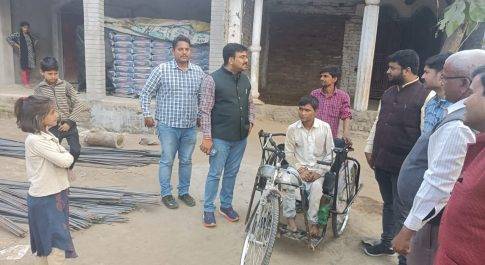 डीएम के निर्देश पर दिव्यांग मोहन को घर पर मिली ट्राईसाइकिल की सौगात