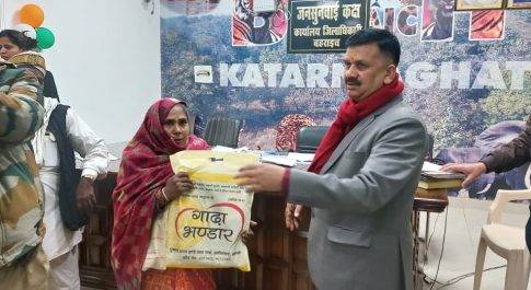 जनता दर्शन के जरूरतमंद फरियादियों को मिली कम्बल की सौगात
