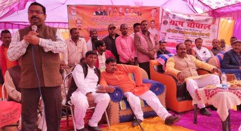 पूर्वांचल विकास बोर्ड के सदस्य ने मजरा ग्यारह सौ रेती में लगाई चौपाल