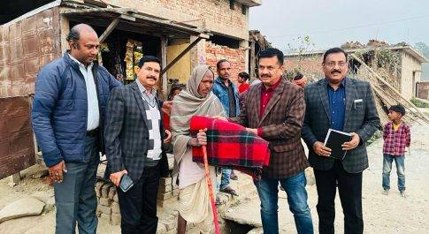 ग्राम खैरहनिया में डीएम व एसपी ने आयोजित की चैपाल  100 से अधिक ज़रूरतमन्दों को वितरित किए गए कम्बल