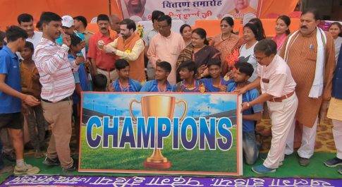 02 दिवसीय सांसद खेल स्पर्धा का हुआ समापन  विजेता खिलाड़ियों को वितरित किये गये पुरस्कार व प्रशस्ति पत्र