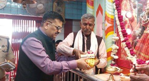 चैत्र नवरात्रि के प्रथम दिन मरीमाता मन्दिर पहुंचे डीएम व एसपी
