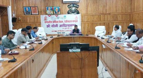 पेयजल परियोजनाओं के सोलर पैनल की स्थापना जनप्रतिनिधियों से कराया जाय : डीएम