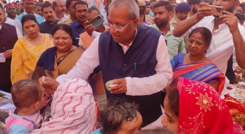 प्रदर्शनी पण्डालों का प्रभारी मंत्री ने किया निरीक्षण