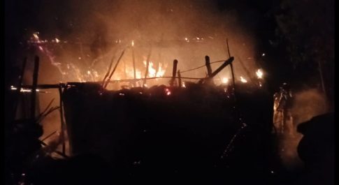 फूस मकान में लगी अचानक भीषण आग ,60 हजार रुपए नगदी सहित घर का सारा सामान जल कर राख