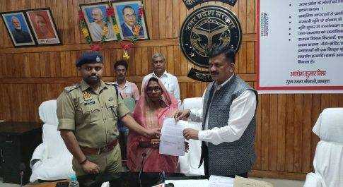 डीएम के प्रयास से कोरोना योद्धा के आश्रित को मिली रू. 50 लाख की अनुग्रह धनराशि 05 घण्टे में निस्तारित हुआ लम्बित प्रकरण, पीड़िता को मिली राहत