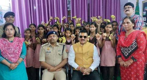 नानपारा के शतरूपा अष्टभुजा मन्दिर पहुंचकर डीएम एसपी ने की पूजा कस्तूरबा विद्यालय बलहा की कन्याओं से प्राप्त किया आशीर्वाद