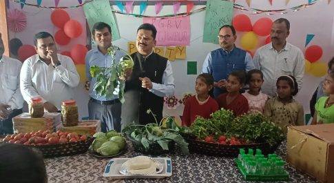 होली पर्व पर केजीवीबी की छात्राओं को मिली पौष्टिक सब्ज़ियो, फलों व गुझिया की मिली सौगात घर-घर किचन गार्डेन विकसित करने की डीएम ने की अपील
