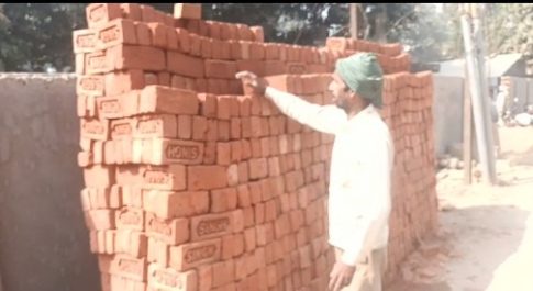अधिकारियों की अनदेखी से ठेकेदार कर रहे है मनमानी , खुलेआम पीले इंटों से करवा रहे निर्माण कार्य
