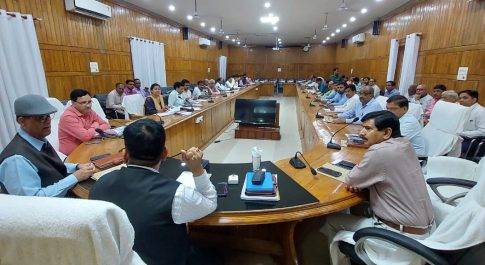 डीएम की अध्यक्षता में सम्पन्न हुई विकास कार्यों की समीक्षा बैठक