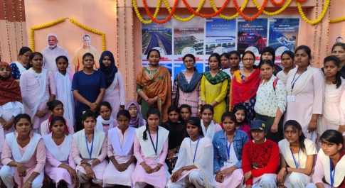 पूर्व सहकारिता मंत्री ने किया चित्र प्रदर्शनी का अवलोकन  डीएम को अपने बीच पाकर प्रसन्न हुई एनएसएस की छात्राएं  छात्र-छात्राओं के आकर्षण का केन्द्र बनी चित्र प्रदर्शनी