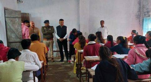 डीएम व एसपी ने हुज़ूरपुर क्षेत्र के परीक्षा केन्द्रों का किया निरीक्षण