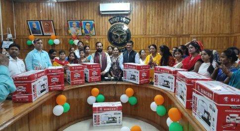 विश्वकर्मा श्रम सम्मान योजना के तहत वितरित की गई 550 सिलाई मशीन  कलेक्ट्रेट सभागार मेंं आयोजित हुनर सम्मान कार्यक्रम