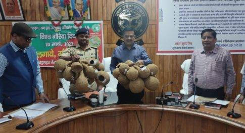‘पेड लगाए-गौरय्या बचाएं’ की थीम पर आयोजित हुआ विश्व गौरेया दिवस  डीएफओ ने डीएम व एसपी को भेंट किया घोंसला  पर्यावरण व वनों की सुरक्षा सब की जिम्मेदारी  