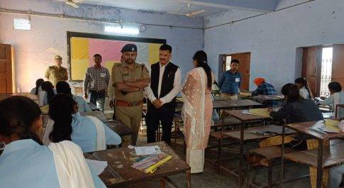 डीएम व एसपी ने मिहींपुरवा क्षेत्रों के परीक्षा केन्द्रों का किया निरीक्षण