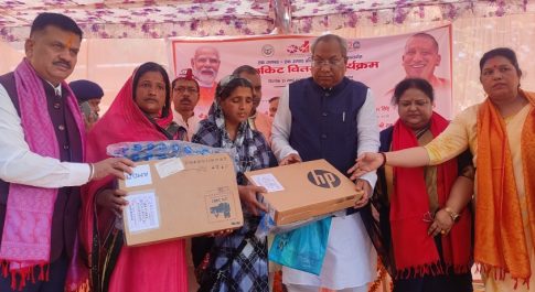 प्रभारी मंत्री ने विभिन्न योजनाओं के लाभार्थियों को किया लाभान्वित