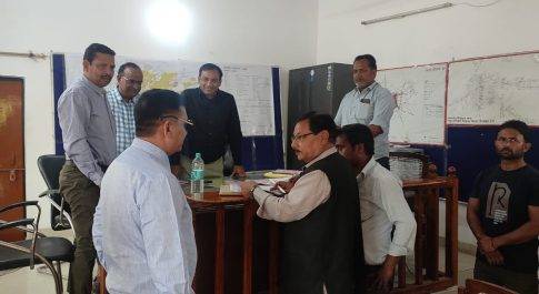 जिलाधिकारी ने कलेक्ट्रेट स्थित नामांकन स्थलों का किया निरीक्षण