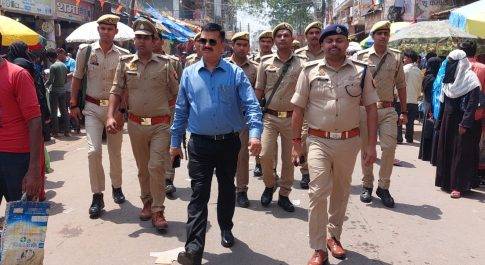 डीएम व एसपी ने भरी दोपहर में नगर क्षेत्र का किया पैदल भ्रमण  कानून व्यवस्था तथा साफ-सफाई का लिया जायज़ा