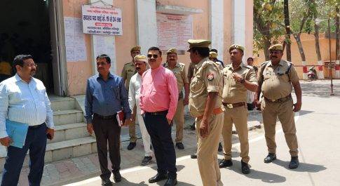 डीएम ने कलेक्ट्रेट स्थित नामांकन स्थलों का किया निरीक्षण