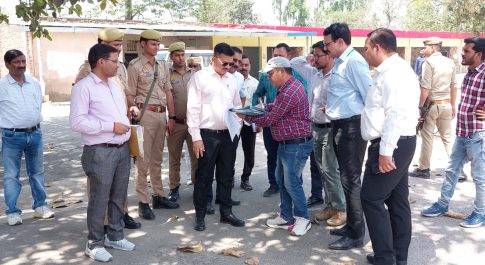 डीएम डॉ. दिनेश चन्द्र ने गल्ला मण्डी परिसर का किया निरीक्षण  स्ट्रांग रूम के लिए चयनित स्थल का लिया जायज़ा
