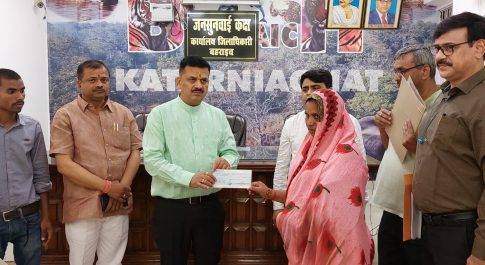 पूर्णागिरी बस दुर्घटना में मृतकों के आश्रितों को प्रदान की गई अहेतुक सहायता