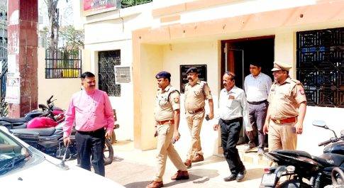 कानून एवं शान्ति व्यवस्था के लिए भ्रमणशील रहे डीएम व एसपी