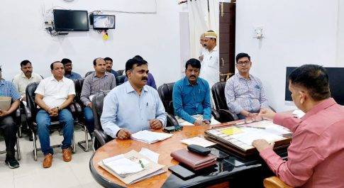 30 अप्रैल तक शत-प्रतिशत अन्त्योदय कार्ड धारकों को गोल्डेन कार्ड से आच्छादित करें : डीएम