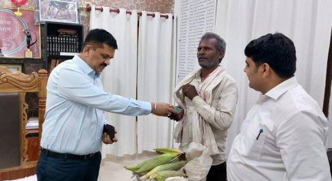वोट ऑफ थैंक्स के लिए डीएम से भेंट करने पहुॅचा फरियादी  कलेक्ट्रेट में डीएम को भेंट की भुटटों की सौगात