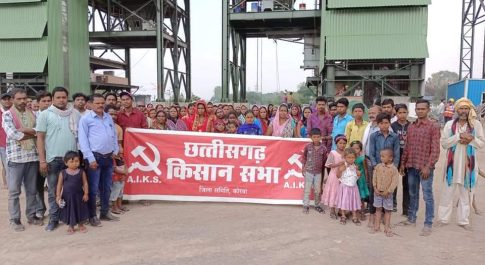 रास्ता उपलब्ध कराने की मांग : किसान सभा ने 5 घंटे तक रोका रेल विस्तार और नए साइलो निर्माण का कार्य