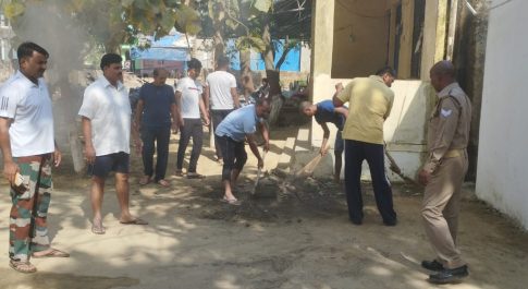 पुलिस अधीक्षक बहराइच श्री प्रशान्त वर्मा के निर्देशन में जनपदीय पुलिस के समस्त थानों व पुलिस लाइन परिसर जनपद बहराइच में चलाया गया स्वच्छता अभियान