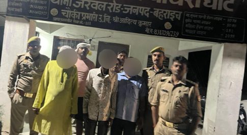 बार ऐसोशियन बाराबंकी में बार काउंसलिंग अध्यक्ष पद पर खडे पत्याशी के हार जाने के उपरान्त क्षुब्ध एंव अहात होकर घाघरा नदी पर बने पुल से लगाई छलांग पुलिस द्वारा बचाई गई युवक की जान थाना जरवलरोड जनपद बहराइच