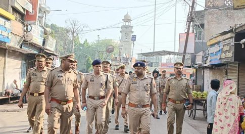 जनपद में कानून एंव शान्ति व्यवस्था बनाए रखने तथा सुरक्षा व्यवस्था सुदृढ रखने हेतु पुलिस अधीक्षक बहराइच प्रशांत वर्मा द्वारा नगर क्षेत्र में पैदल गस्त कर सुरक्षा व्यवस्था का जायजा लिया तथा सम्बन्धित को आवश्यक दिशा –निर्देश दिए गए
