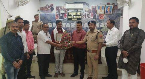 पीसीएस परीक्षा में चयनित नितीश कुमार ने डीएम व एसपी से की शिष्टाचार भेंट