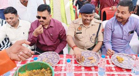 हनुमान जन्मोत्सव पर आयोजित भण्डारे का डीएम व एसपी ने किया शुभारम्भ