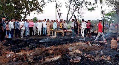 प्रशासनिक अमले के साथ अग्नि दुर्घटना से प्रभावित ग्राम मदरहीपुरवा पहुॅचे डीएम व एसपी