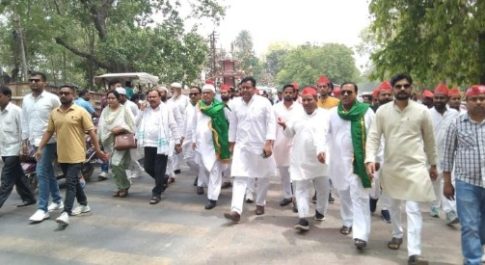 आज समाजवादी पार्टी की नगर पालिका अध्यक्ष पद की महिला प्रत्याशी जाहिदा बेगम पत्नी तेजे खां ने दाखिल किया अपना नामांकन पत्र
