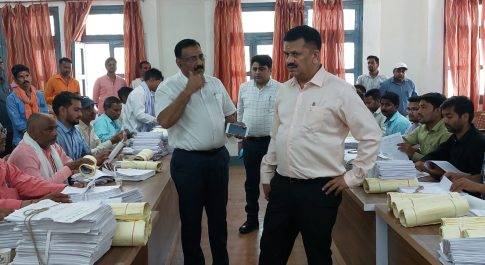 लेखन सामग्री किट तैयारी कार्य का डीएम ने लिया जायज़ा