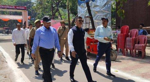कलेक्ट्रेट का निरीक्षण कर डीएम ने नामांकन व्यवस्थाओं का लिया जायज़ा