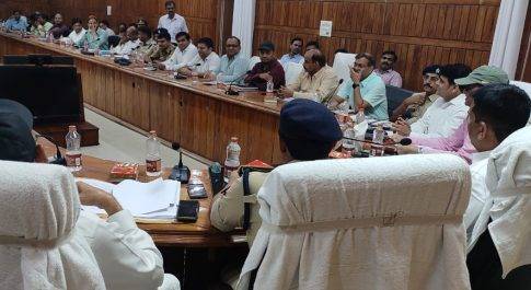 निर्वाचन व्यवस्थाओं की समीक्षा के लिए डीएम व एसपी ने प्रभारी व सहायक प्रभारी अधिकारियों के साथ की बैठक