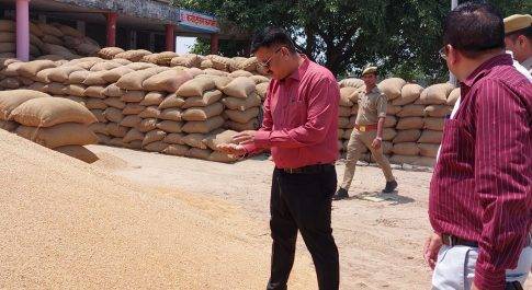 डीएम ने कैसरगंज मण्डी में गेहूॅ क्रय केन्द्र का किया निरीक्षण