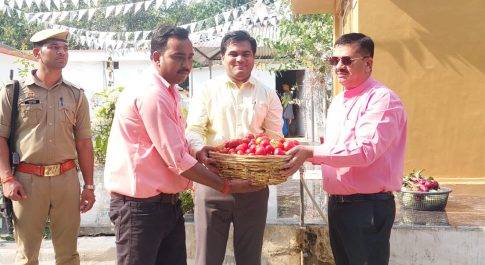 केजीबीवी तेजवापुर व रिसिया की छात्राओं को मिली टमाटर व सब्जियों की सौगात