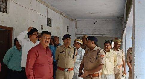 डीएम व एसपी ने किया नानपारा व रूपईडीहा क्षेत्र का भ्रमण  स्ट्रांगरूम का डीएम एसपी ने किया निरीक्षण