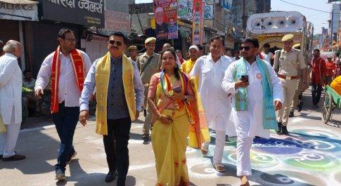 भगवान महावीर की शोभायात्रा में शामिल हुए जिलाधिकारी