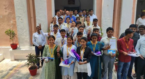 डीएम व एसपी के हाथों सम्मानित हुए जिले के मेधावी छात्र-छात्राएं  कलेक्ट्रेट सभागार में सम्पन्न हुआ अलंकरण समारोह