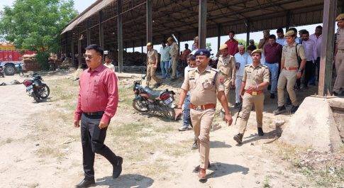 डीएम ने मण्डी समित कैसरगंज का किया निरीक्षण  नगर पंचायत जरवल व कैसरगंज के लिए स्ट्रांग रूम का लिया जायज़ा