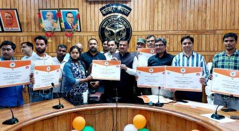 गुडवर्क के लिए सम्मानित हुए पंचायत सहायक व आरोग्य मित्र  सर्वाधिक गोल्डेन कार्ड बनवाने में प्रदान किया था सहयोग