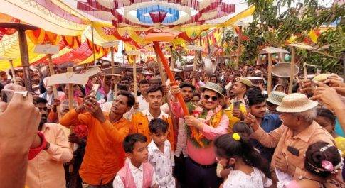 श्रमिक दिवस पर सद्भावना संस्था द्वारा आयोजित कार्यक्रम में पहुंचे जिलाधिकारी श्रम से ही सृजन का होता है निर्माणः डीएम