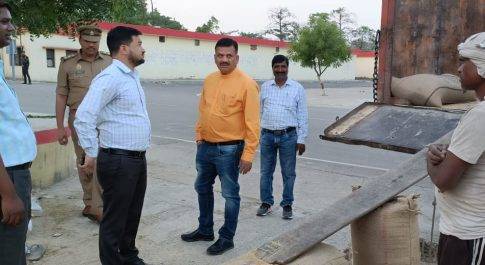 डीएम डॉ. दिनेश चन्द्र ने किया गल्ला मण्डी का निरीक्षण  स्ट्रांग रूम की सुरक्षा व्यवस्थाओं का लिया जायज़ा
